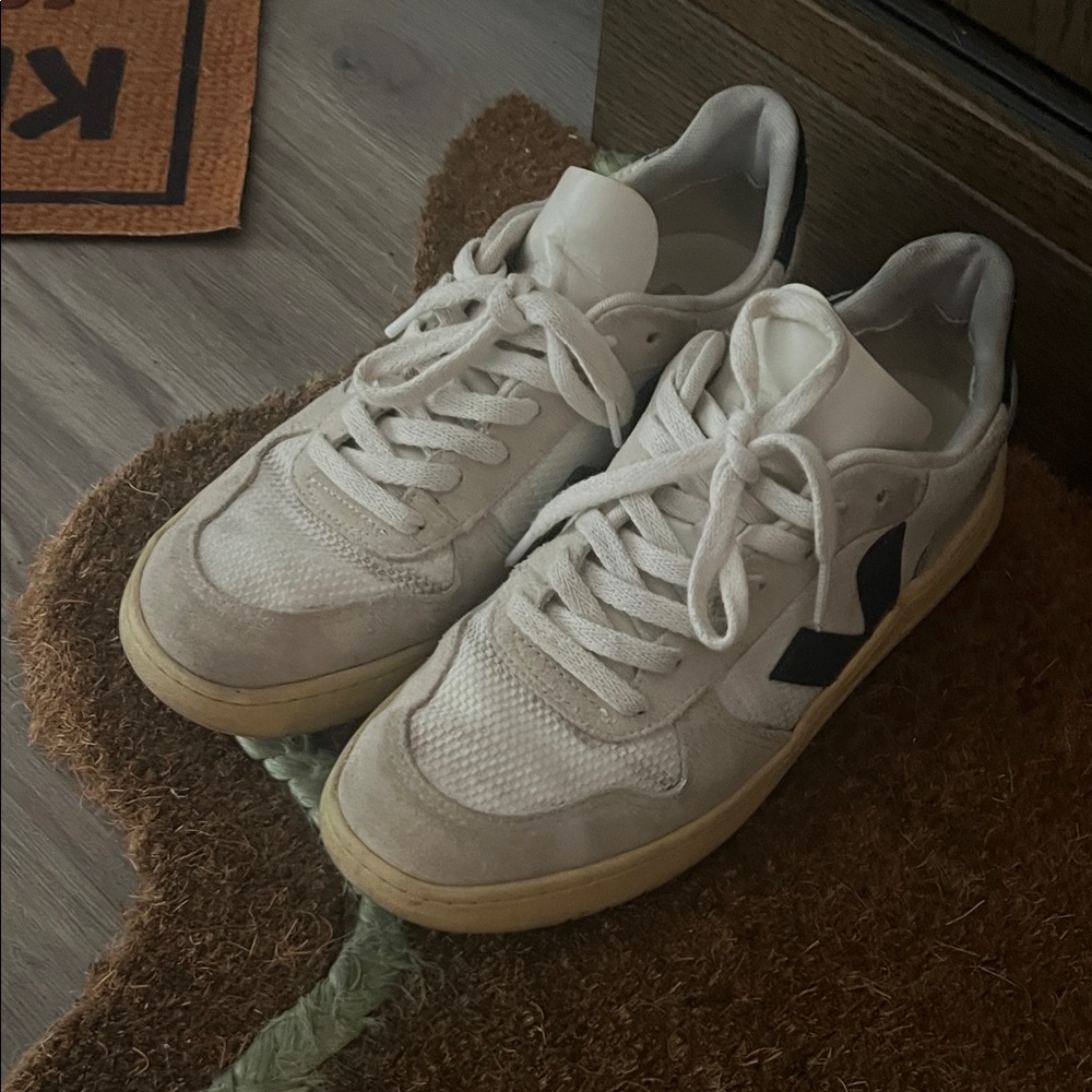 Veja V-10 B-Mesh Sneaker